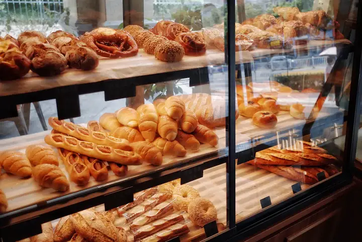 Des croissants et des pains dans la vitrine d’une boulangerie.